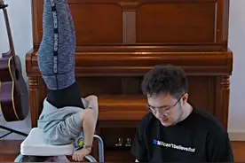 宋丹丹儿媳身材太赞！在马桶圈倒立无一丝赘肉，巴图罕晒儿子近况图片