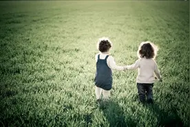 心理学家：所谓的爱情都是童年关系的投射，你的选择早已命中注定图片