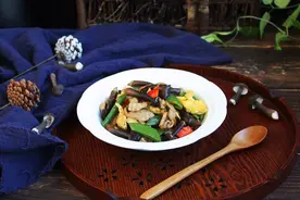 今天教你一道非常营养的家常菜，肉片炒黑鸡枞，清香鲜美脆嫩爽口图片