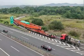 409吨巨无霸运输车上湖南高速，100多人为其护航！如何安全过桥？图片