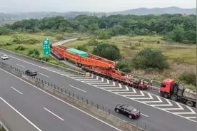 409吨巨无霸运输车上湖南高速，100多人为其护航！如何安全过桥？图片