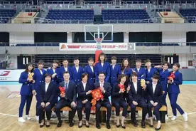 首钢女篮姑娘拍新春定妆照 云指导给球迷拜年图片