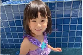 陈冠希携妻女海滩度假，老婆长腿逆天，3岁女儿扮美人鱼超可爱图片