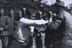 许世友被困少林寺，日本军官提出要比武，结果日军官自愧不如图片