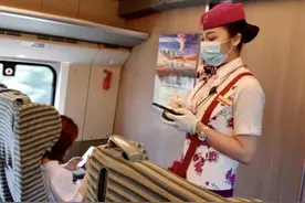 “火眼金睛”列车检票员魏琳玲：“每次穿上制服，我都觉得特别自豪！”图片