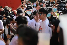 孙艺洲现身成都为新店开幕站台！陈赫惊喜助阵尽显兄弟情图片