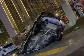 发生了什么？泰兴一辆车子竟然在马路上莫名其妙栽到了坑里图片