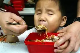 宝宝几岁能吃大人的饭菜？儿科医生提醒：早于这个年龄有危害图片