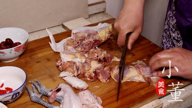 炖鸡汤时，先放盐还是后放盐？很多人都不懂，做出来汤不鲜肉还柴