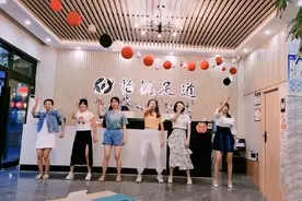 为了人气！云南洗脚妹在店门口穿短裙跳舞，成功吸引大家的关注图片