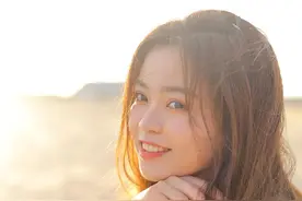 最后一个小姐姐的手势 好像再换一下就完美了图片