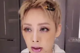 48岁宁静晒女王妆容，涂紫色口红气场十足，但面色蜡黄显疲态图片