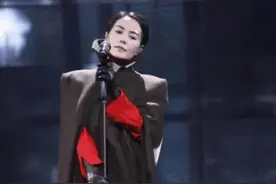 曾是“歌坛天后”，跟“活佛”生下孩子，现今露宿街头没钱住酒店图片