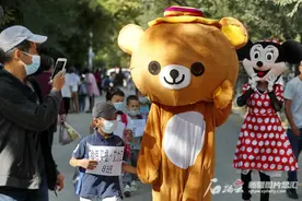 老师变身卡通人物，引领一年级小同学迈进“入学门”图片