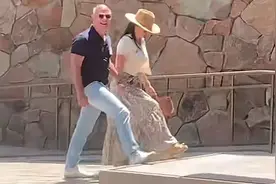 世界首富和51岁未婚妻亮相真甜！度假风长裙太嫩，邓文迪这次输了图片