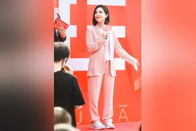 杨千嬅出席某品牌活动，一套藕粉色西装清新减龄图片