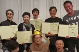 毛阿敏素颜现身恩师生日会，同框孙楠笑得合不拢嘴，不见那英身影图片