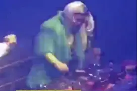 长沙66岁奶奶白天炸臭豆腐，晚上蹦迪当DJ！同事：比年轻人嗨图片