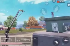 “吃鸡”玩家用“路飞挂”，还原了现实中的AK举过头顶，绝了图片