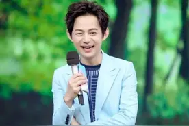 何炅情感归宿成谜，与男伴亲密，还曾炫耀女友，一句话透露无奈图片