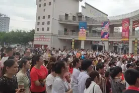 赣州这里摆地摊火了！近千人抢两百个摊位，摆摊现场人山人海！图片