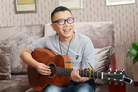 《两只蝴蝶》庞龙：卑微父母早逝，成名路上的泪光与心痛图片