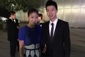 太甜了！马龙握住刘诗雯小手不松开，两人相视而笑，兄妹关系好图片