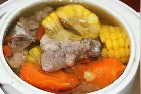 美食分享：胡萝卜炖排骨，鸡蛋炒西红柿，家常阳春面的简单做法图片