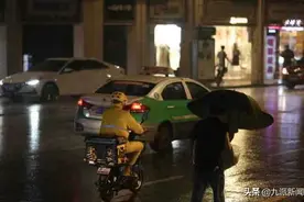 厦门连续送4小时外卖20分钟不派单，外卖员更想多跑单多赚钱，商家嫌取餐速度变慢图片