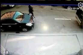 跑着赶车手机掉落地上，监控显示29秒后被人捡走关机图片