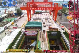 地铁11号线环宇道站—雪莲南路站区间左线贯通图片