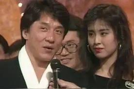 54岁王祖贤曝罕见旧照，清纯貌美发量惊人，与成龙同框满眼崇拜图片
