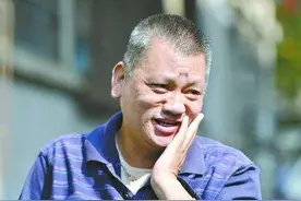 35年前，那个为救“落水男孩”而致瘫痪的方俊明，如今怎么样了？图片