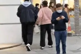 邓超夫妇甜蜜逛马路！孙俪穿粉色外套好显壮，牵手老公秒变小女人图片