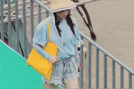 赵丽颖穿短裤秀白皙美腿 双马尾造型清爽怡人图片