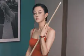 谭卓罕见秀性感，穿红色吊带裙拍桌球主题写真，盘发干净利落图片