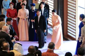 日本天皇寿宴排场大，雅子皇后淡粉造型清新靓丽，纪子妃蓝裙抢镜图片