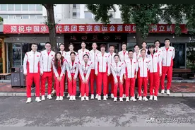 中国女排出征奥运会，集体照曝光，朱婷领衔12朵金花笑得好灿烂图片