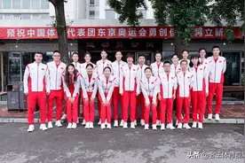 中国女排出征奥运会，集体照曝光，朱婷领衔12朵金花笑得好灿烂图片