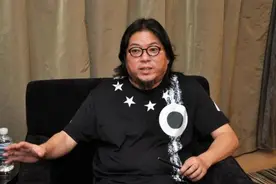 20年前，高晓松前女友身着一身红衣吊死在暖气管道，汪峰痛哭不已图片