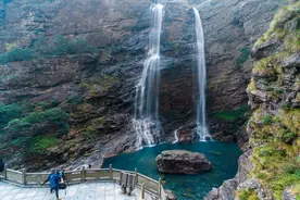 三叠泉又名三级泉、水帘泉，位于江西省著名风景区庐山风景区中图片