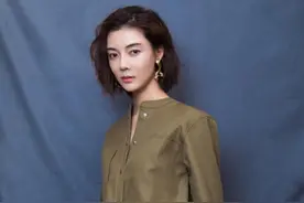 38岁车晓真敢穿，挑战军绿色套装，皮肤白皙却一点也不显老图片
