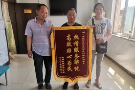 老人不慎走失，石家庄公交车长连看9辆公交公共视频帮助寻找图片