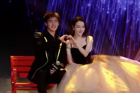 迪丽热巴跟杨洋两人现身活动现场，甜蜜感爆棚！真的太甜了图片