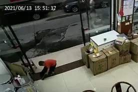 广东4岁男孩独自看店，见风雨来临立马收拾关门，什么神仙教育图片