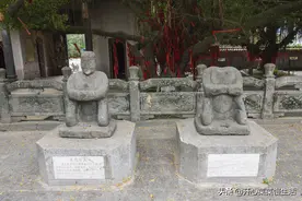 广东湛江有座庙宇，外观并无不同，大殿前却跪着4个很奇怪的石人图片