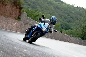 披着仿赛外衣的街车——铃木极客飒155F，适合新手，1.3万图片