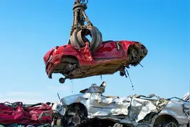 报废的车是如何处理的？压一下分分钟变成一坨铁，简单粗暴图片