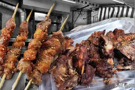 清真一条街里有家铁板鸡架，焖饼和麻辣烫最好吃图片