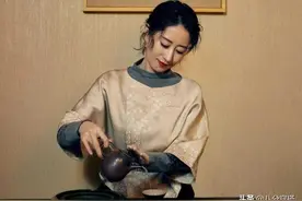 刘敏涛真是不老女神，穿一件金色丝绸质地上衣配半身裙，高贵大气图片